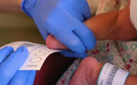 Prueba del talón a un bebé en el Hospital Sant Joan de Déu Barcelona Prueba del talón a un bebé en el Hospital Sant Joan de Déu Barcelona