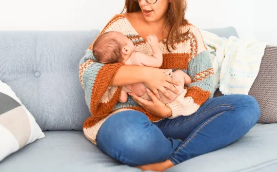 Imagen ilustrativa de una madre y su bebé en casa Imagen ilustrativa de una madre y su bebé en casa