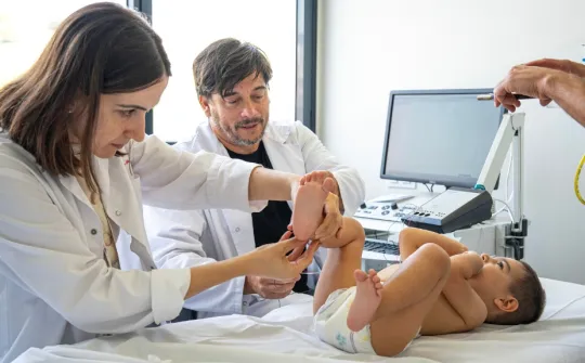 Laura Carrera y Andrés Nascimento con Daniel, un paciente de SPG50 Laura Carrera y Andrés Nascimento con Daniel, un paciente de SPG50