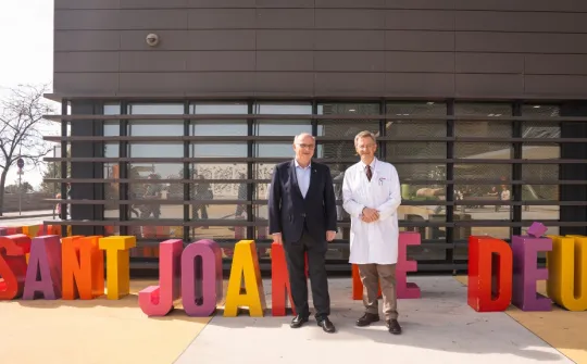 Javier García, from the Columbus Foundation, and Miquel Pons, deputy manager of Sant Joan de Déu, at the entrance to the centre. Agreement between Sant Joan de Déu and Columbus on rare diseases