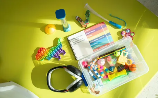 Guia de benvinguda a urgències per a infants amb neurodiversitat i un kit d'objectes sensorials guia urgències neurodiversitat kit sensorial