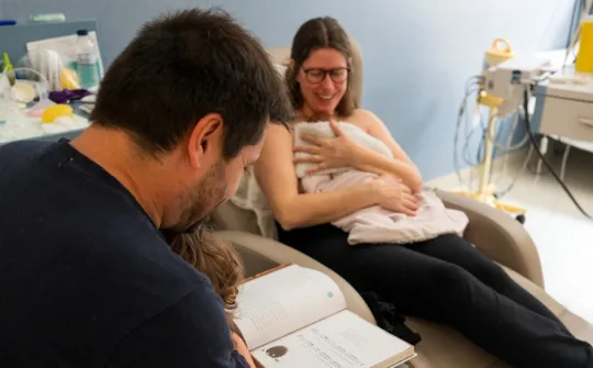 Una familia participando en el programa "Leer piel con piel" "leer piel con piel" uci neonatal bebés prematuros sant joan de déu