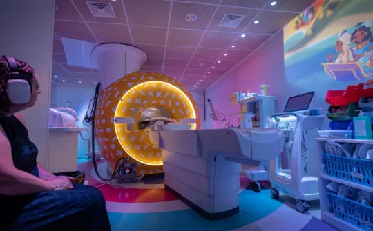 Un paciente sometiéndose a una resonancia magnética resonancia magnética disney Sant Joan de Déu