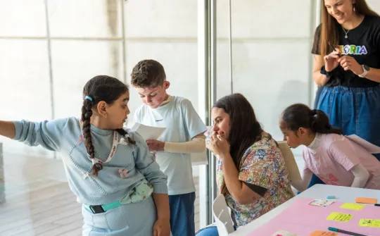 Una sesión de terapia grupal de apoyo psicológico para niños con enfermedades crónicas terapia grupal apoyo psicológico niños enfermedades crónicas