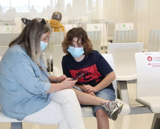 Paciente y acompañante en Sala de Espera del Hospital Sant Joan de Déu Barcelona