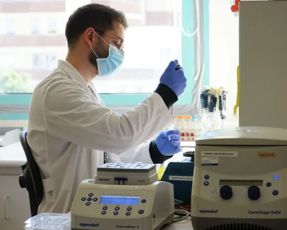Investigador en el laboratorio