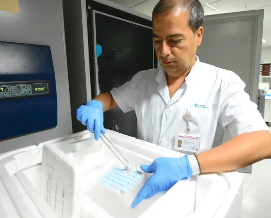 Profesional manipulando muestras en el biobanco del Hospital Sant Joan de Déu Barcelona Profesional manipulando muestras en el biobanco del Hospital Sant Joan de Déu Barcelona