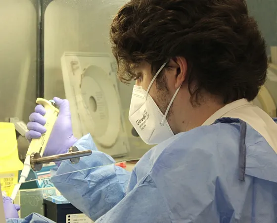 Análisis de muestras en el laboratorio del Hospital Sant Joan de Déu Barcelona Análisis de muestras en el laboratorio del Hospital Sant Joan de Déu Barcelona