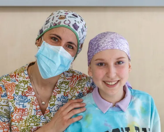 Imatge de pacient d'oncologia i infermera a l'Hospital Sant Joan de Déu Barcelona Imatge de pacient d'oncologia i infermera a l'Hospital Sant Joan de Déu Barcelona