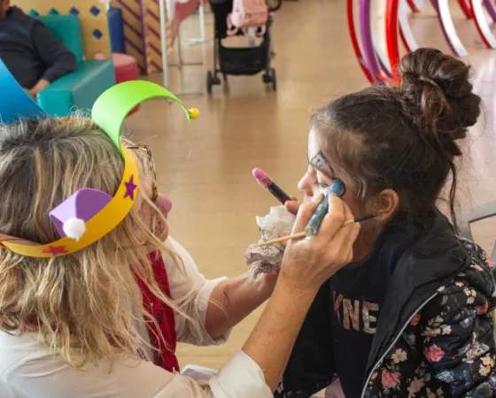 Taller de pintar cares dels voluntaris - Hospital Sant Joan de Déu Barcelona Taller de pintar cares dels voluntaris - Hospital Sant Joan de Déu Barcelona