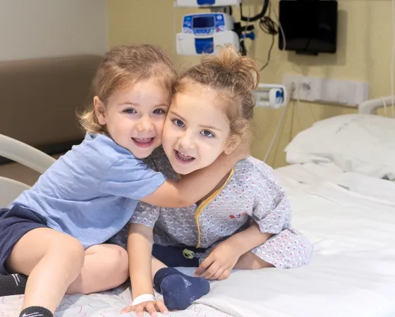 Pacient del SJD Pediatric Cancer Center amb la seva germana a l'habitació - Hos¨pital Sant Joan de Déu Barcelona