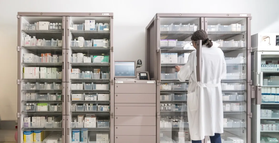 Farmacéutica dispensando una prescripción en el Hospital Sant Joan de Déu Barcelona