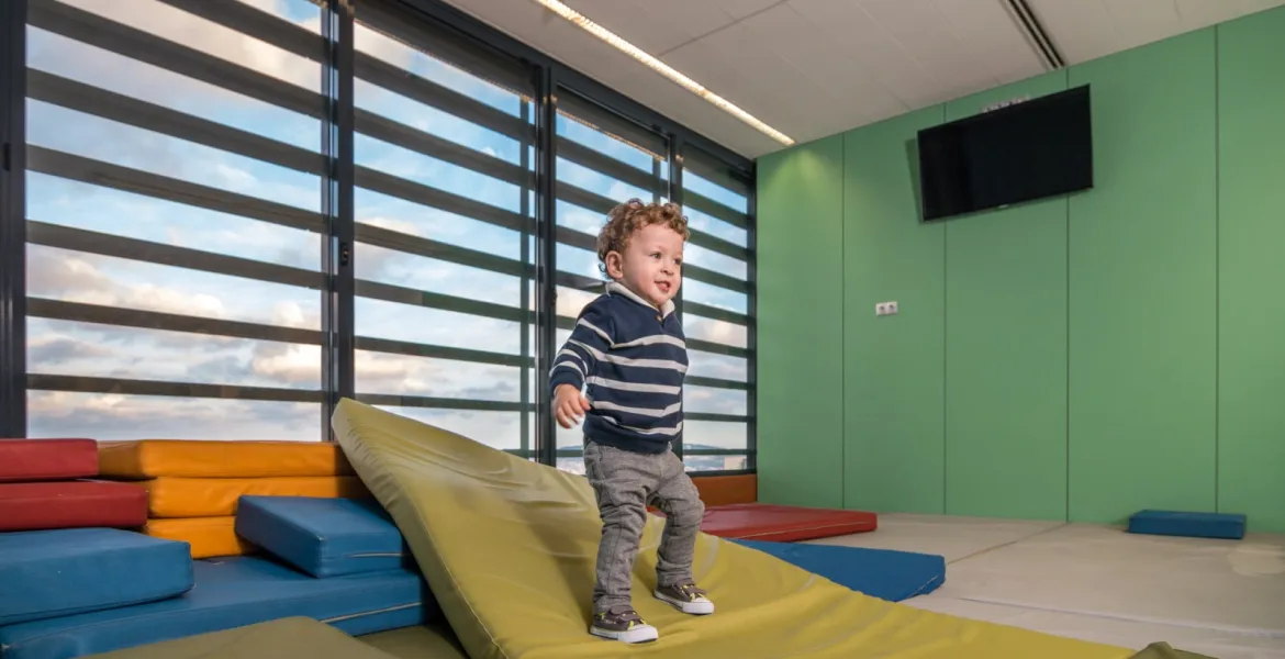 Un paciente juega en una sala de espera del Hospital Sant Joan de Déu Barcelona