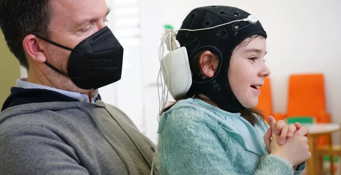 Neurología pediátrica en el Hospital Sant Joan de Déu Barcelona Una paciente durante un tratamiento de neurología infantil el Hospital Sant Joan de Déu Barcelona