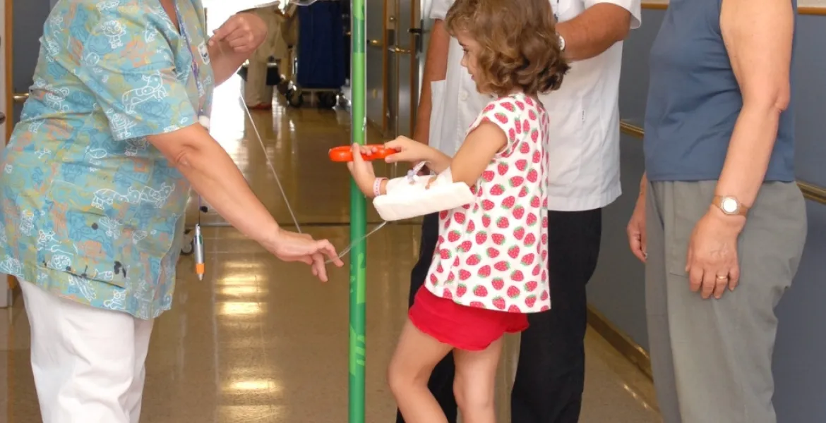 Detalle de niña subida al Pal-Joc Detalle de niña subida al Pal-Joc