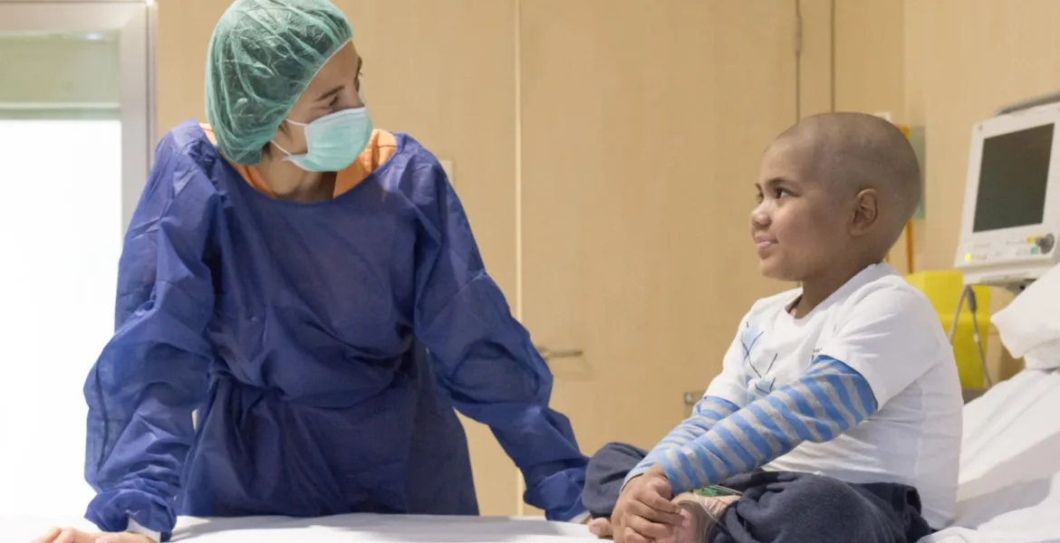 Un niño y una enfermera en una cámara de aislamiento de Trasplante de Progenitores Hematopoyéticos infantil en el Hospital Sant Joan de Déu Un niño y una enfermera en una cámara de aislamiento de Trasplante de Progenitores Hematopoyéticos infantil en el Hospital Sant Joan de Déu