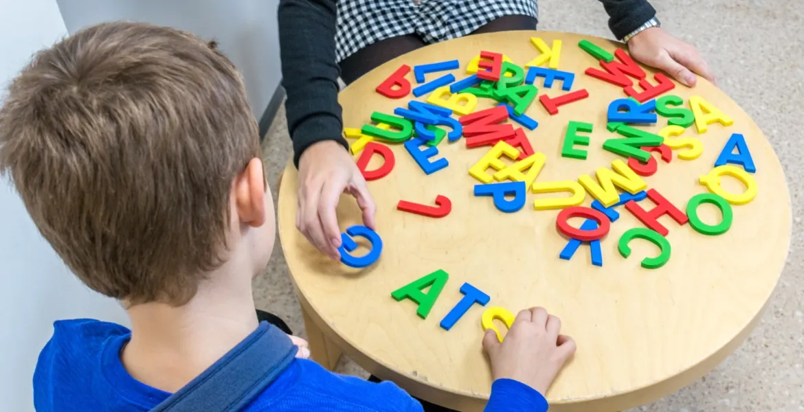 Un niño participa en una sesión de acompañamiento de la Unidad de Trastornos del Aprendizaje Escolar Un niño participa en una sesión de acompañamiento de la Unidad de Trastornos del Aprendizaje Escolar