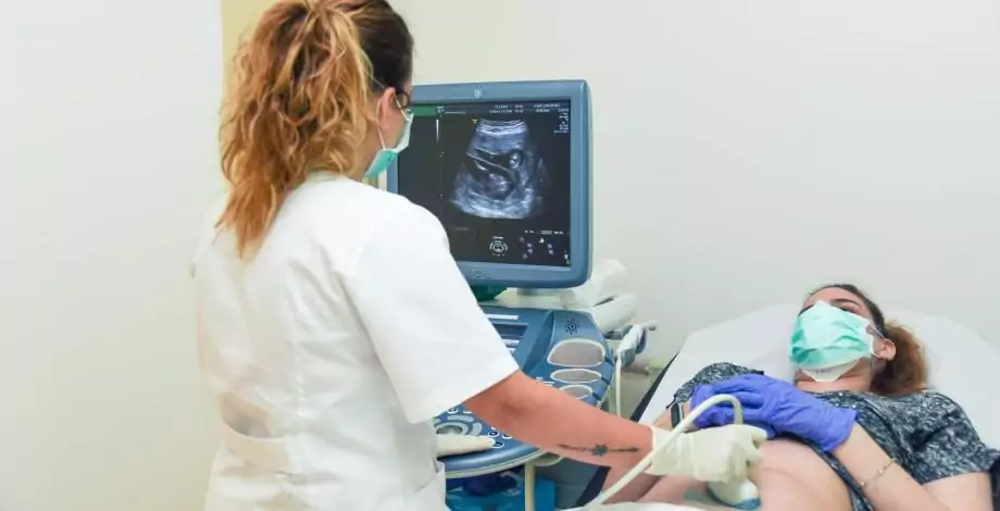 Ecografía a una mujer embarazada durante la pandemia en el Hospital Sant Joan de Déu Barcelona