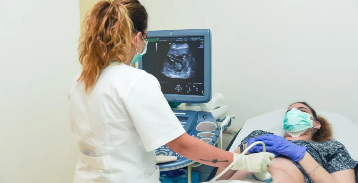 Ecografía a una mujer embarazada en el Hospital Sant Joan de Déu Ecografía a una mujer embarazada durante la pandemia en el Hospital Sant Joan de Déu Barcelona