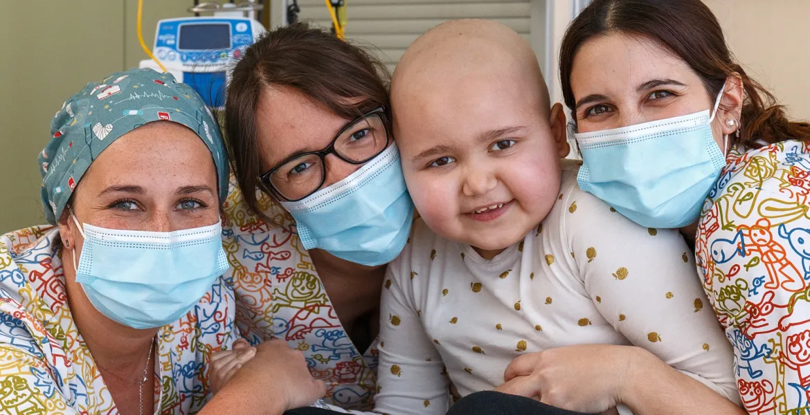 Enfermeras sonriendo con un paciente en una habitación del Hospital