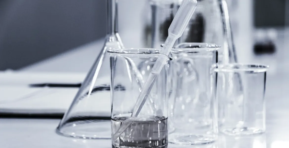 Fotografía genérica de pipetas y probetas en laboratorio Fotografía probeta y pipeta, autor: Hans Reniers, imagen Unsplash