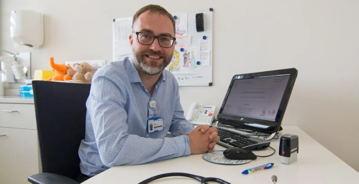 Profesional médico en la consulta, Hospital Sant Joan de Déu Barcelona Profesional médico en la consulta