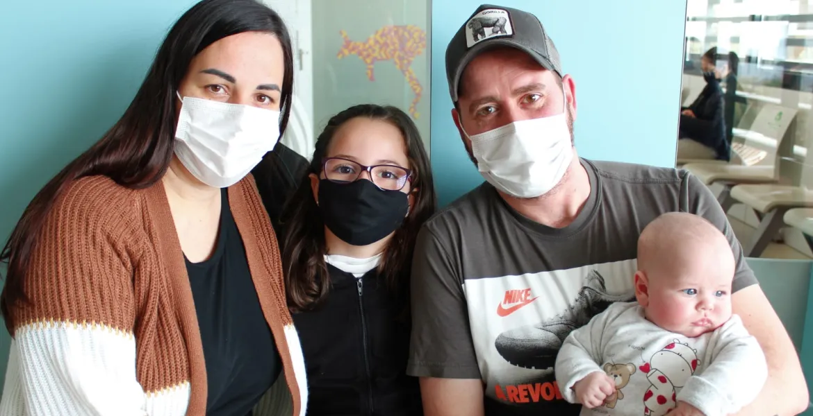 Familia fotografiada en una sala de espera del Hospital Sant Joan de Déu Retrato de una familia del Hospital Sant Joan de Déu