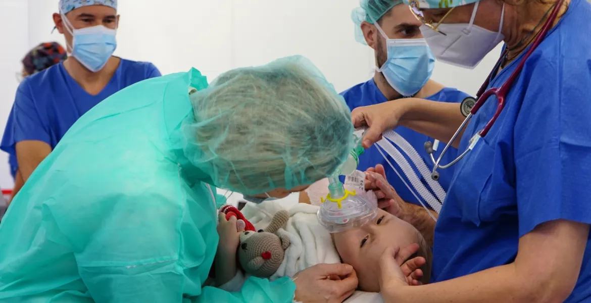Paciente acompañada por su madre durante la inducción de anestesia en el Hospital Sant Joan de Déu Paciente durante la inducción anestésica de la cirugía
