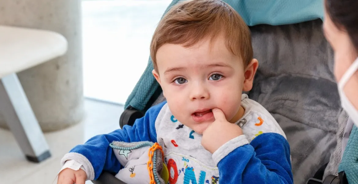 Niño pequeño en cochecito - Hospital Sant Joan de Déu Barcelona Niño pequeño en cochecito - Hospital Sant Joan de Déu Barcelona