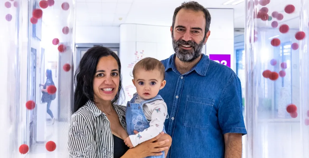 Família al vestíbul de l'Hospital Sant Joan de Déu Barcelona Família al vestíbul de l'Hospital Sant Joan de Déu Barcelona