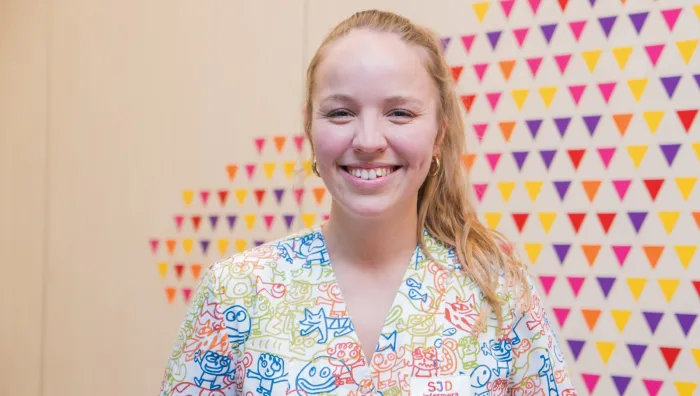 Retrato de una enfermera del Hospital Sant Joan de Déu Barcelona Enfermera sonríe a cámara